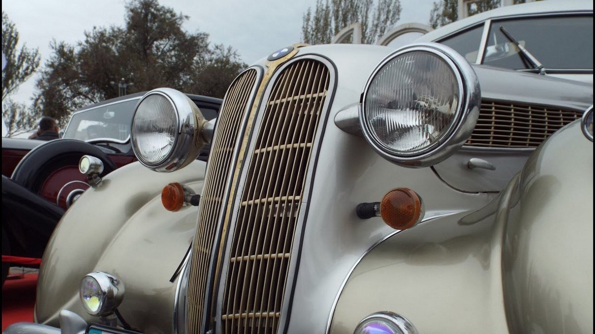 Большинство автомобилей будут с открытыми капотами