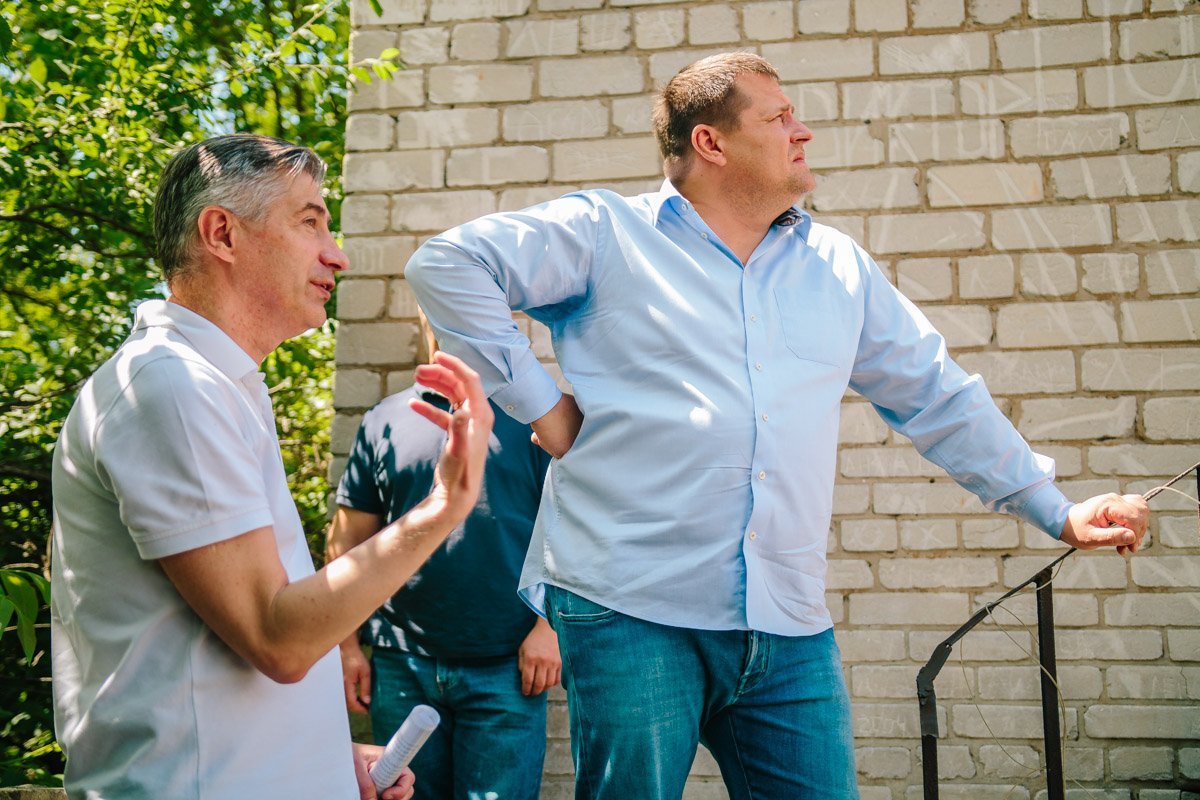 Трудно инспектировать крышу двухэтажного дома Трудно инспектировать крышу двухэтажного дома