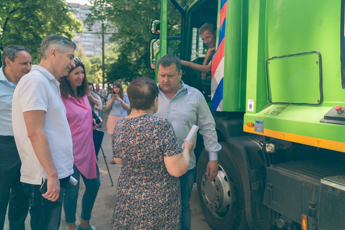 Бабушкам время от времени удавалось прорваться к мэру, чтобы поговорить о насущных проблемах Бабушкам время от времени удавалось прорваться к мэру, чтобы поговорить о насущных проблемах