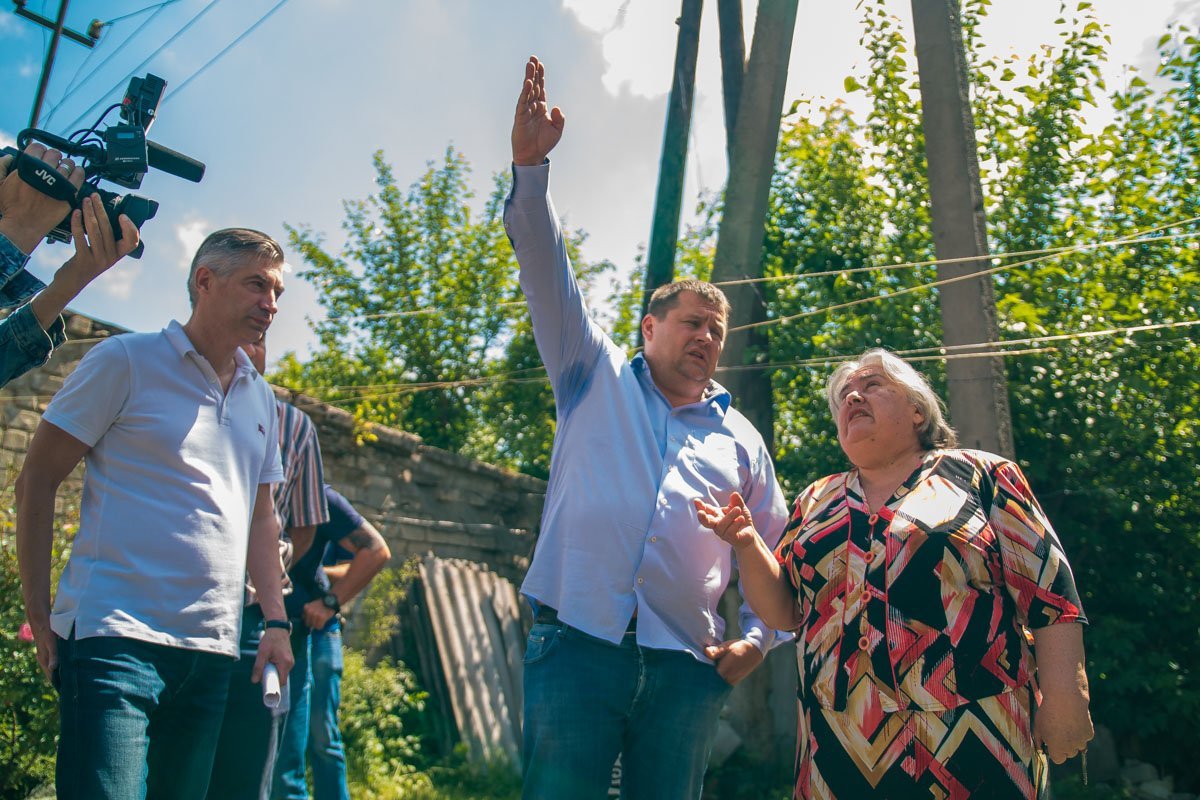 Дом № 113 на улице Каруны впервые "осознал" какого это, иметь нормальную крышу Дом № 113 на улице Каруны впервые "осознал" какого это, иметь нормальную крышу