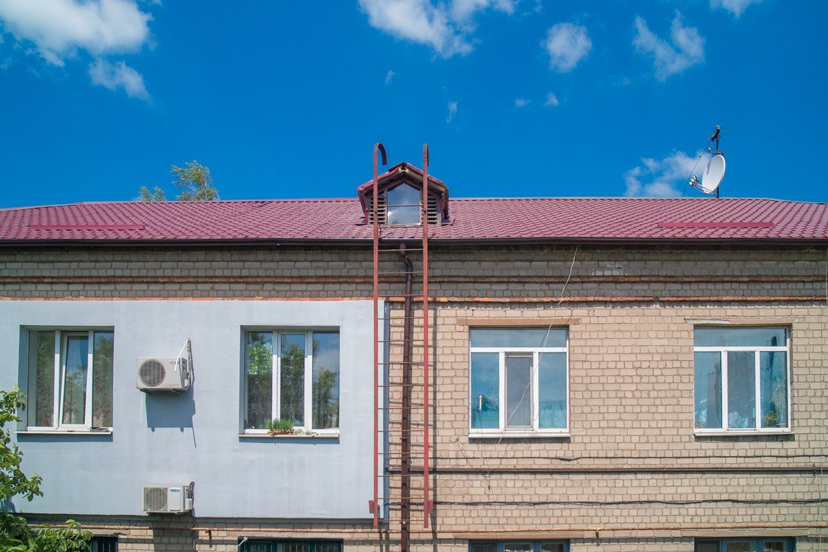 Новая кровля дома на улице Каруны из металлочерепицы Новая кровля дома на улице Каруны из металлочерепицы