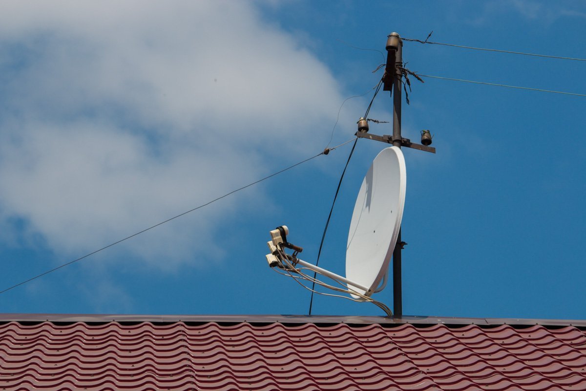 Жители уже успели "продырявить" новую крышу кабелями для спутникового ТВ Жители уже успели "продырявить" новую крышу кабелями для спутникового ТВ
