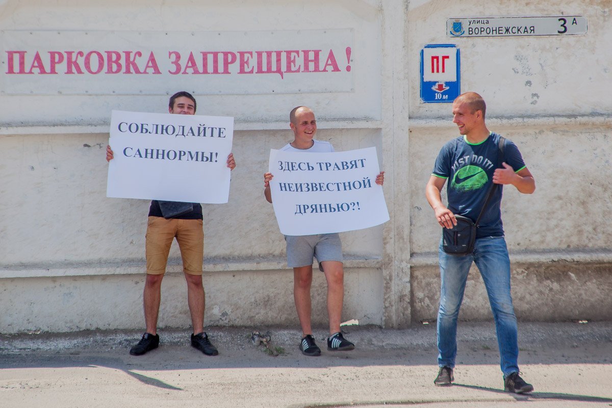 Молодые люди боролись за права товарища, который отравился