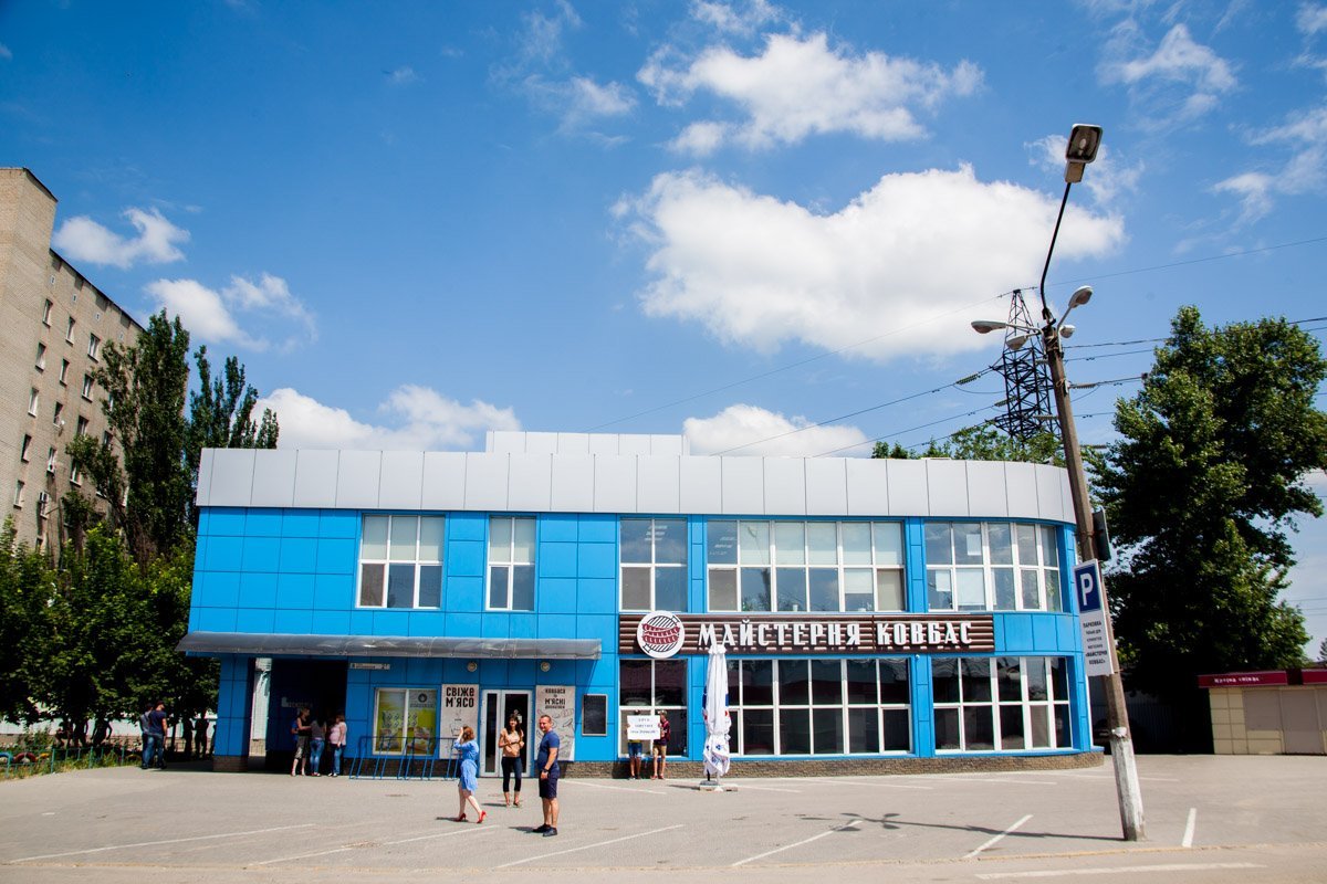 Помимо протестующих, у магазина стояла еще одна группа молодых людей спортивного телосложения