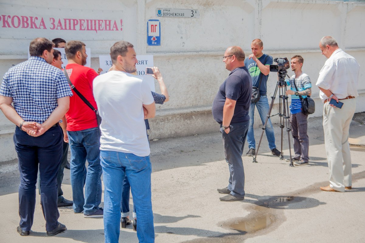 На встречу к юным борцам за свободу вышло руководство магазина