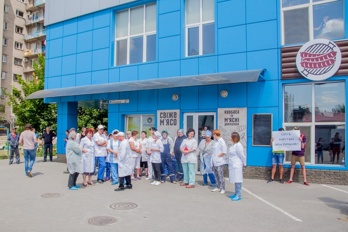 Происходящее наскучило работникам магазина, которые также вышли ко входу