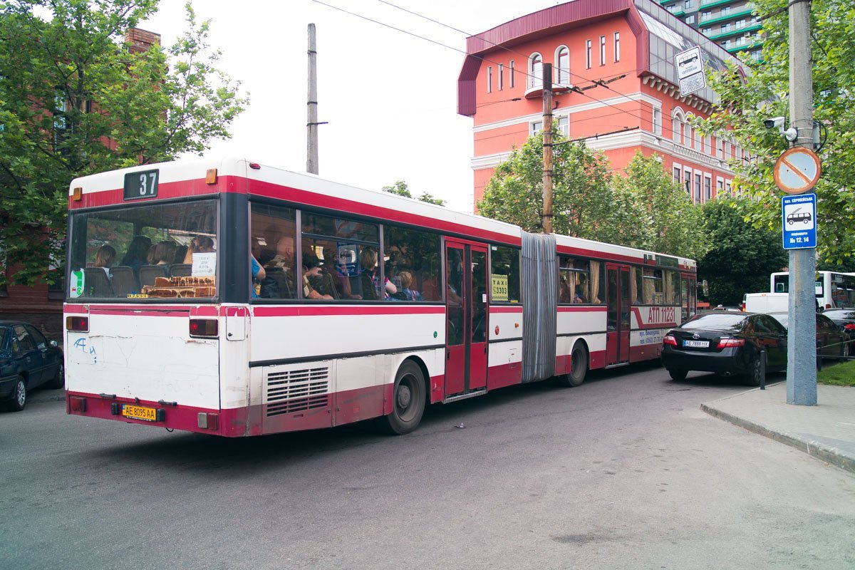 Длинный автобус не гармонизирует с транспортной развязкой в городе Длинный автобус не гармонизирует с транспортной развязкой в городе