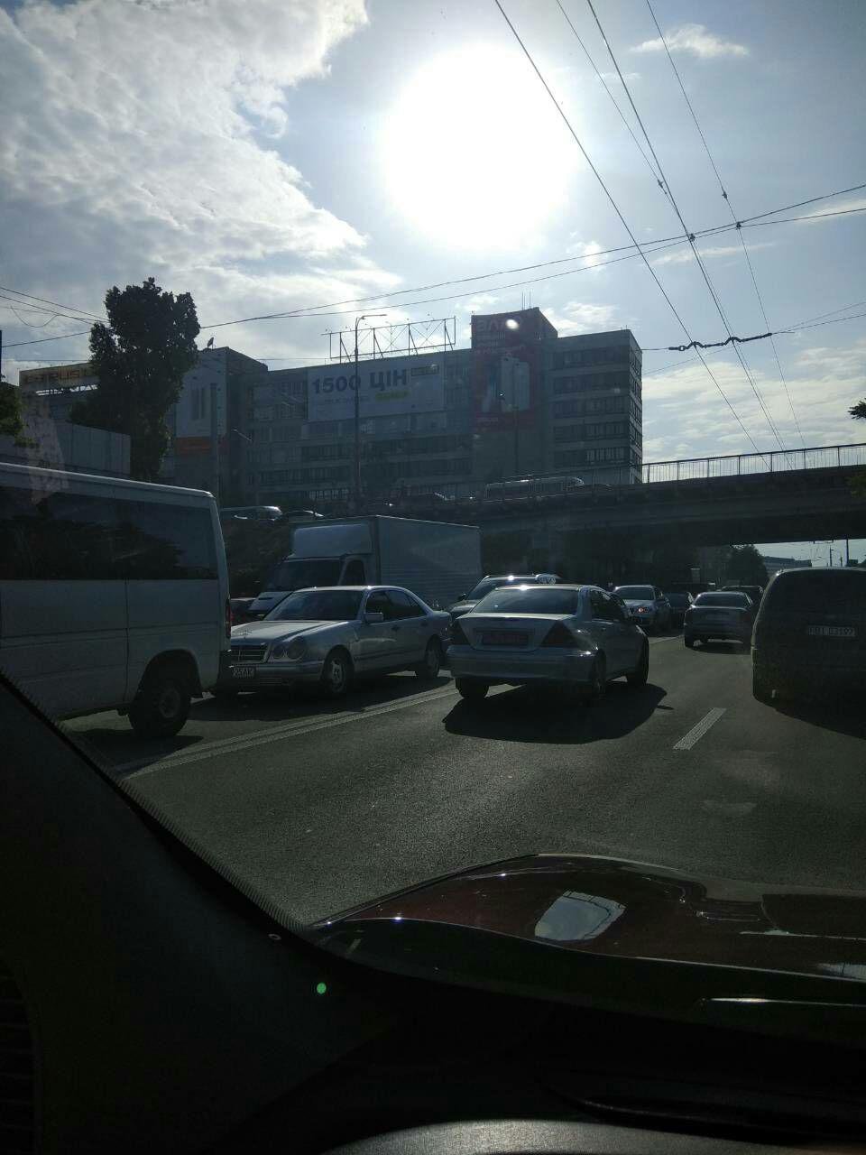 В центре Днепра образовалась пробка В центре Днепра образовалась пробка