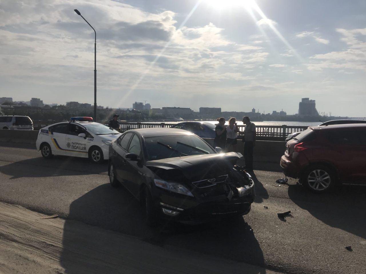 Автомобили сильно пострадали Автомобили сильно пострадали
