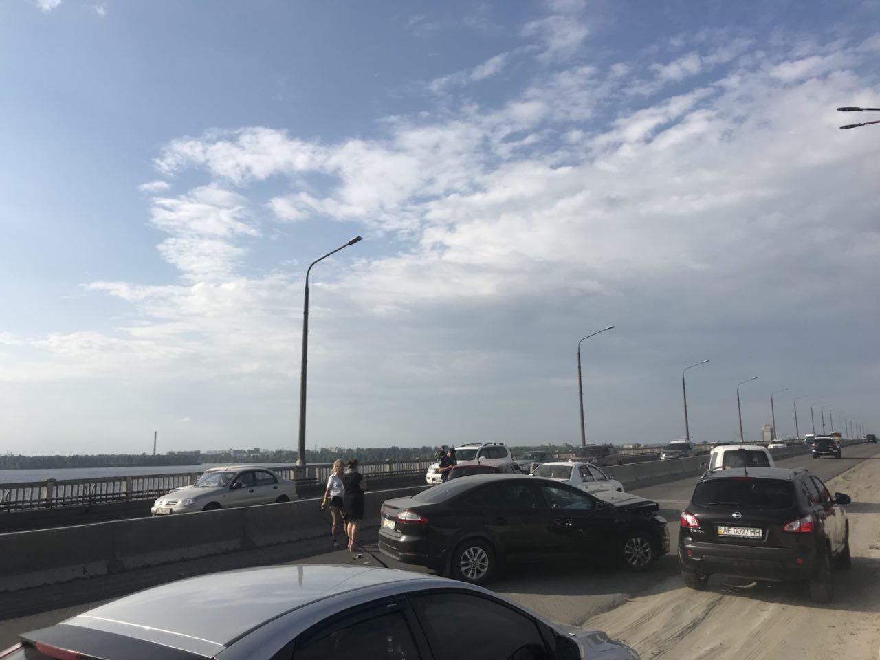 Автомобили перекрыли проезд Автомобили перекрыли проезд
