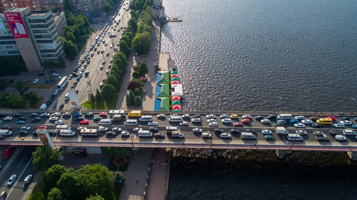 Образовалась большая пробка Образовалась большая пробка