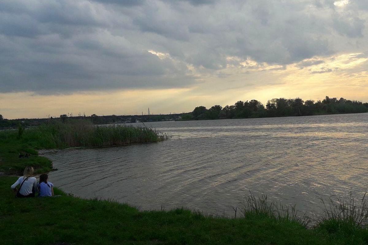 Девочки отдыхали на берегу реки Самара Девочки отдыхали на берегу реки Самара