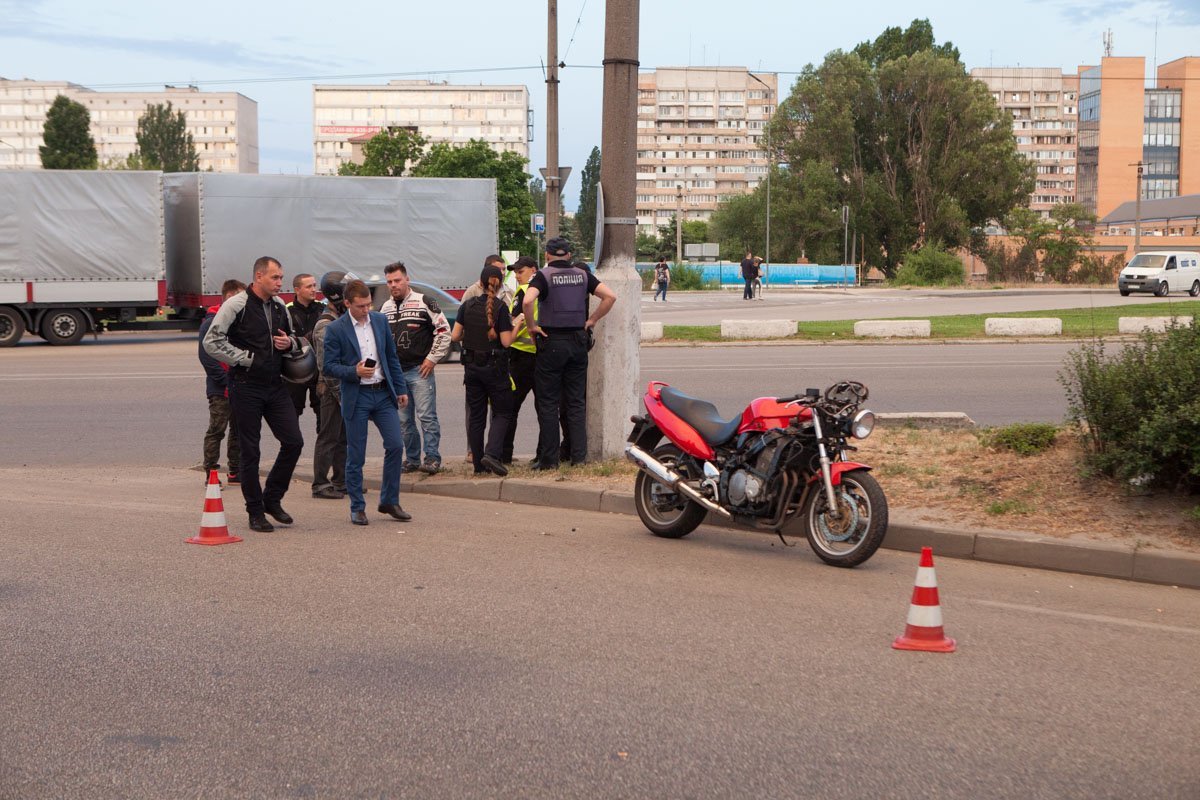 На проспекте Слобожанском столкнулись мотоцикл и автомобиль Chevrolet