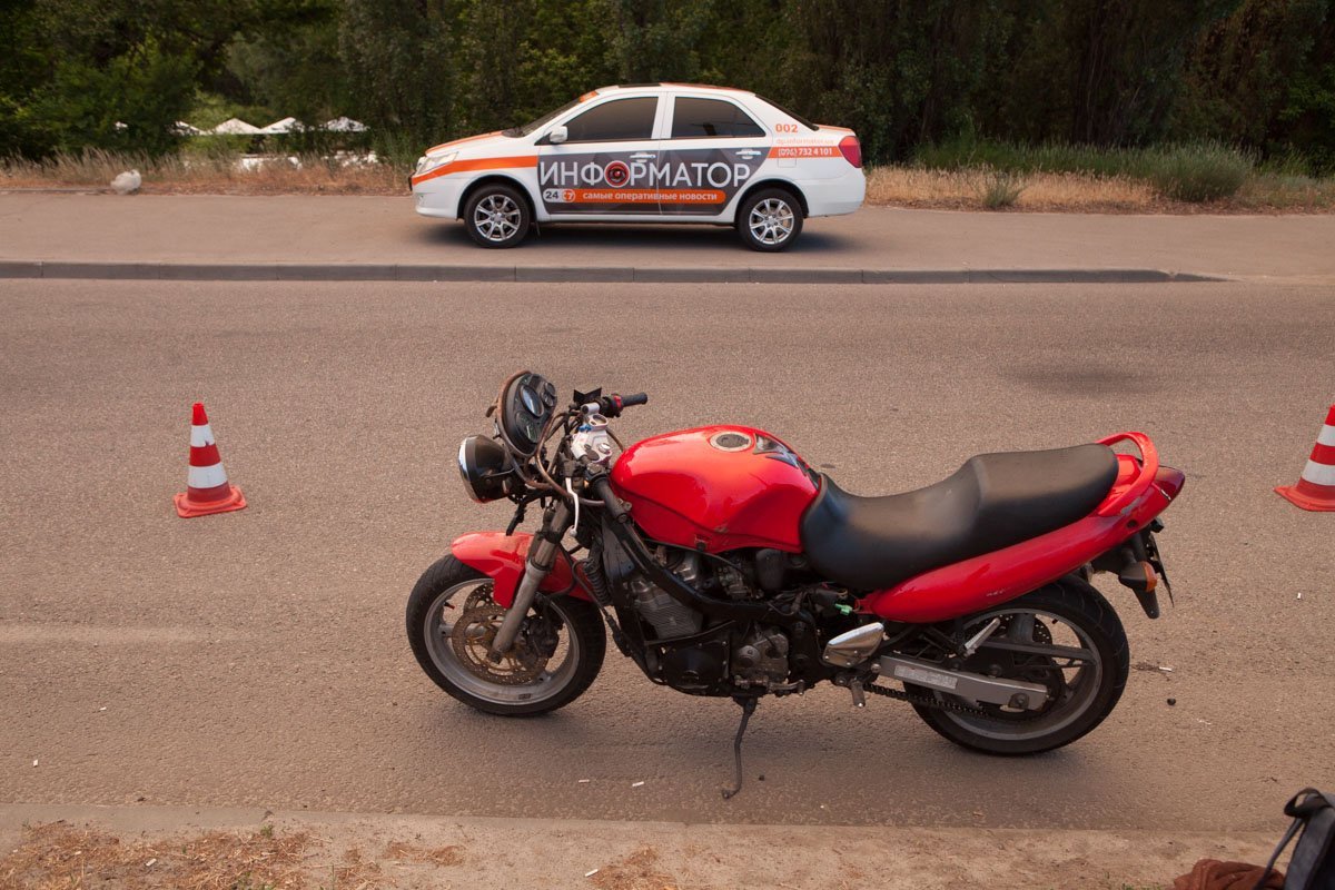 От удара с мотоцикла упала девушка, которая сидела за водителем