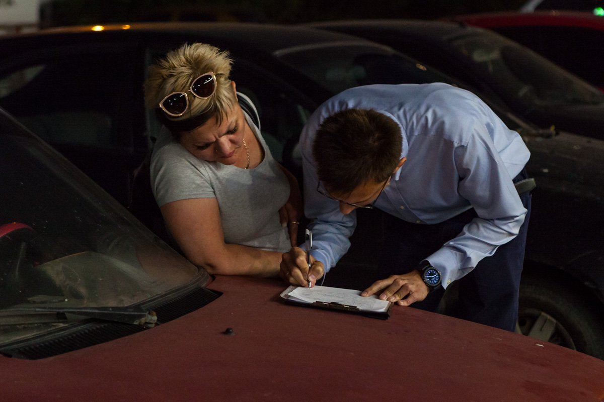 Перед "Жигули" остановился один из свидетелей, чтобы не дать автомобилю уехать с места