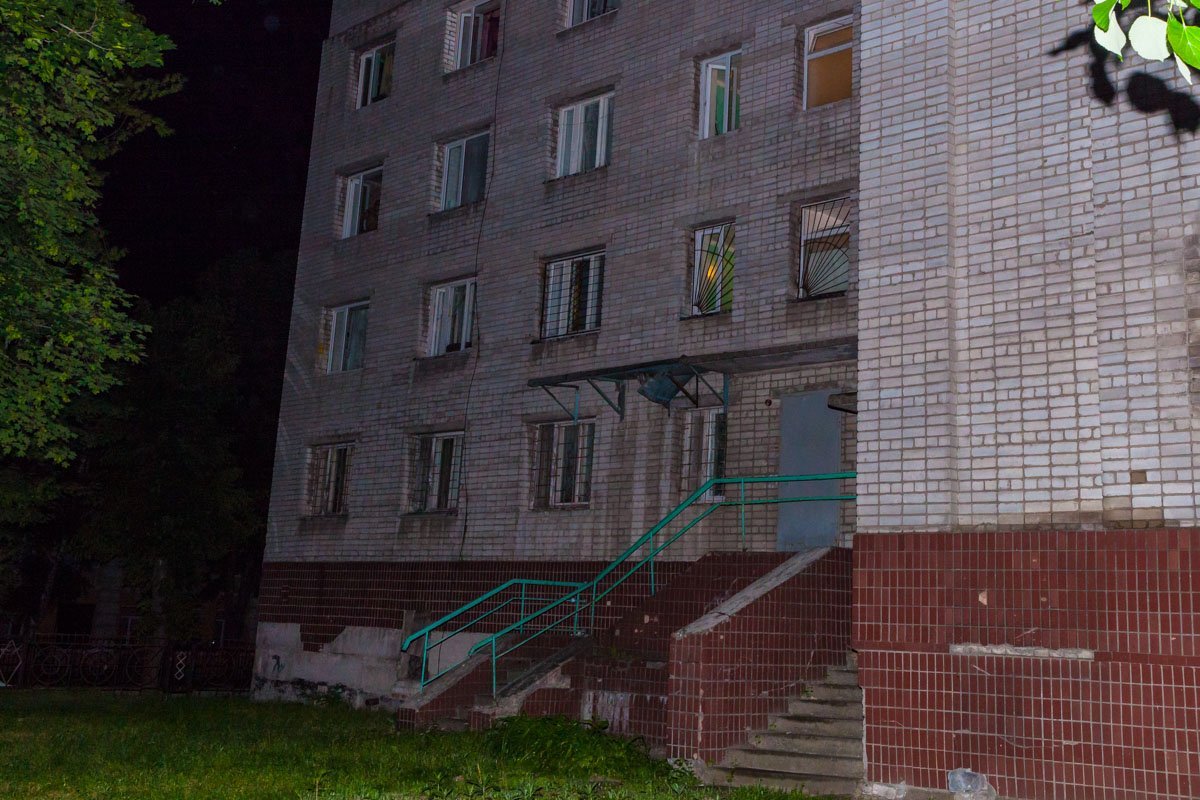 Молодые люди решили покинуть общежитие через окно Молодые люди решили покинуть общежитие через окно