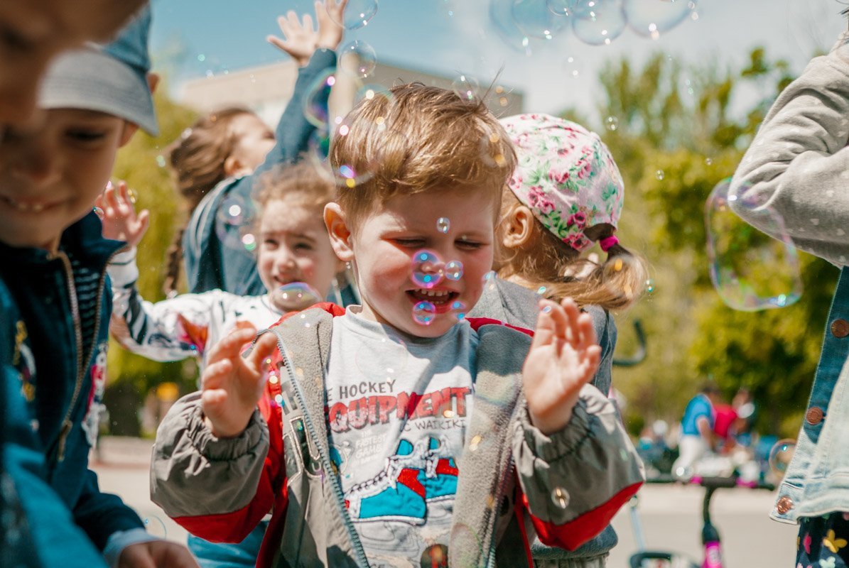 Мыльных пузырей было очень много Мыльных пузырей было очень много