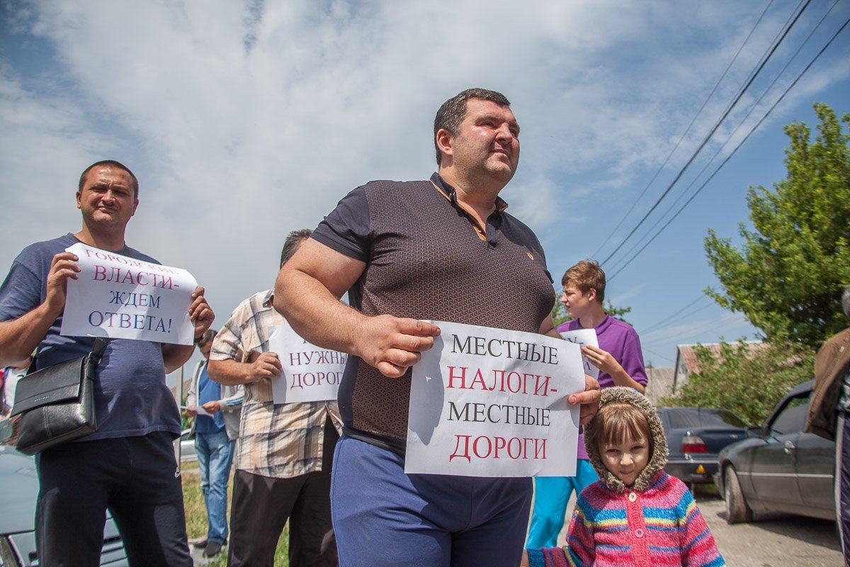 Поводом для собрания стало состояние дороги на улице Солончаковой