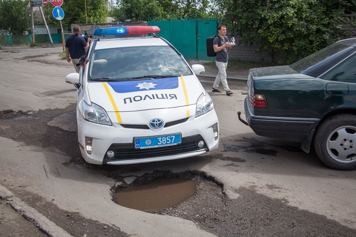 Стоит отметить, что на Солончаковая со стороны улицы Каруны уже проходит латочный ремонт