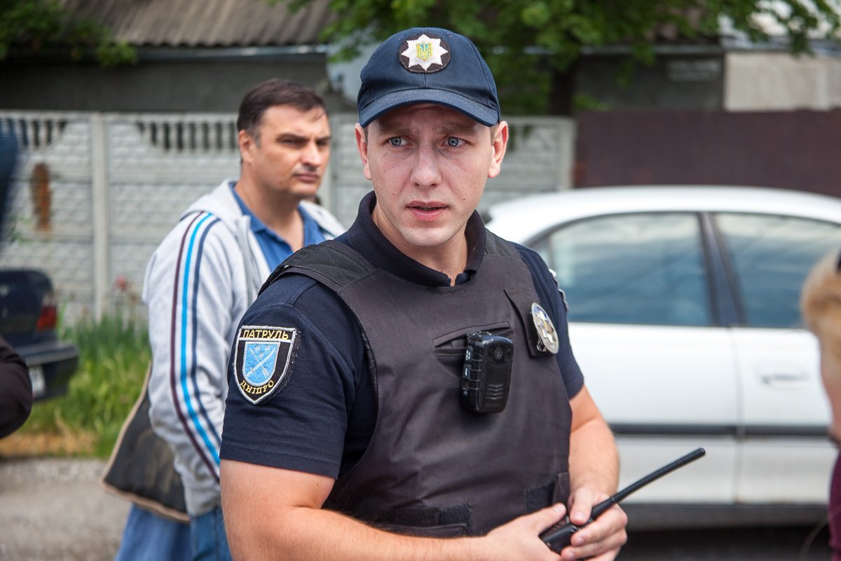 Командир роты Станислав Богун пытался ответить на вопросы митингующих, наладить ситуацию и нормализировать трафик на дороге