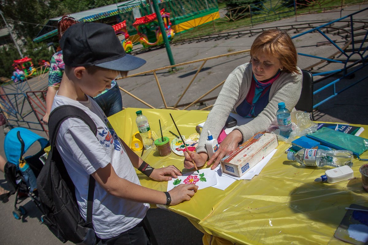 На сцене выступали песенные, танцевальные коллективы и кинологи со своими четвероногими друзьями, На сцене выступали песенные, танцевальные коллективы и кинологи со своими четвероногими друзьями,