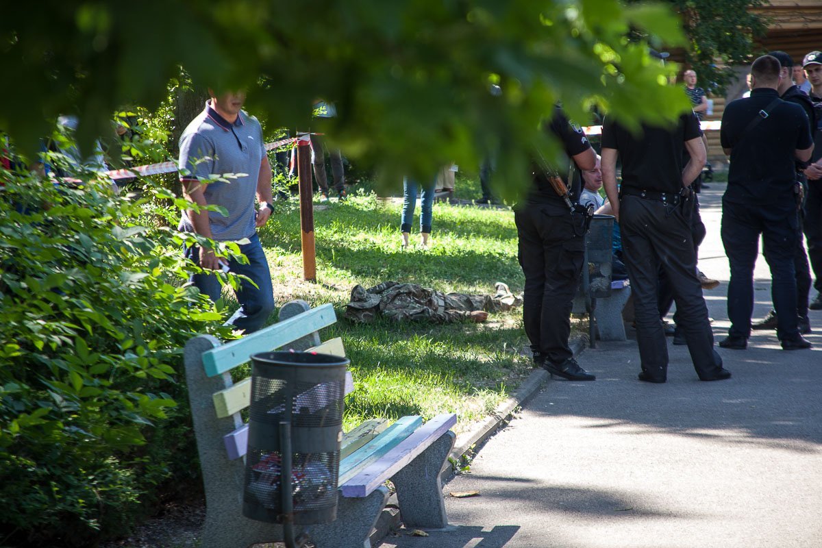 На месте происшествия работают судмедэкспетры и следственно-оперативная группа На месте происшествия работают судмедэкспетры и следственно-оперативная группа