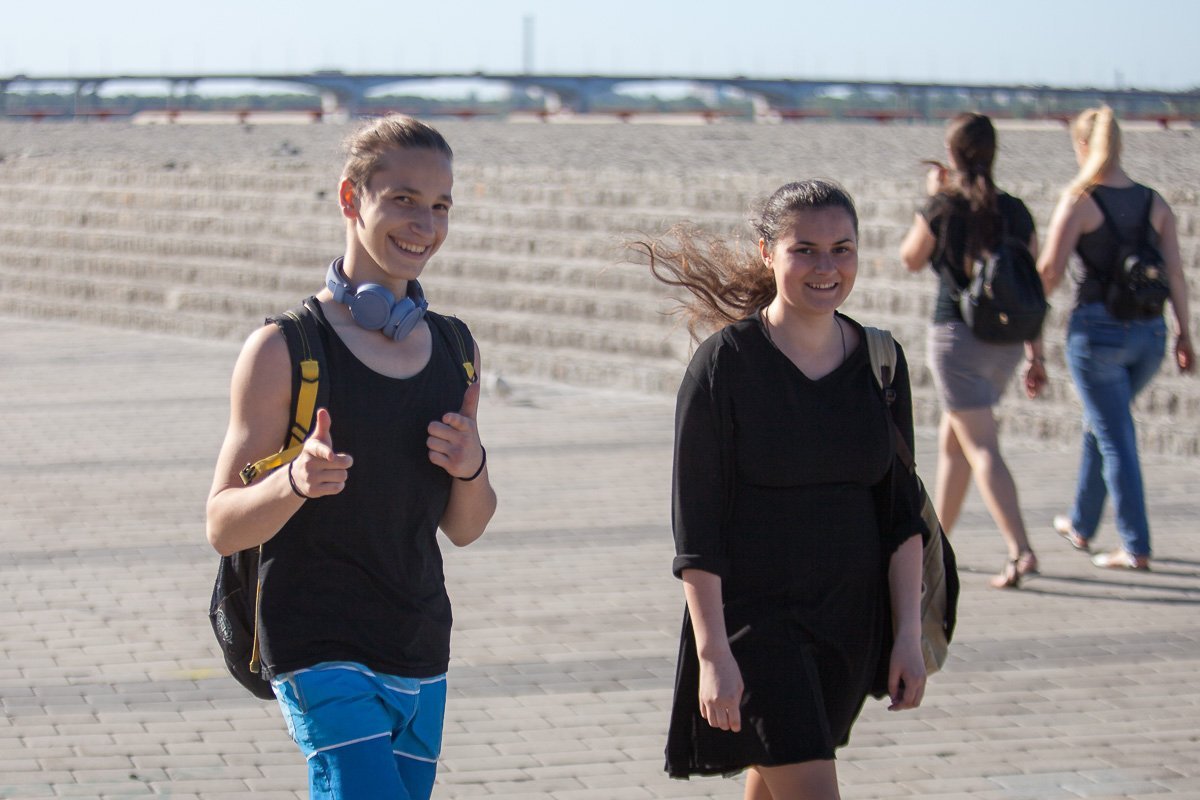 Посмотри на своего парня, а теперь на меня...