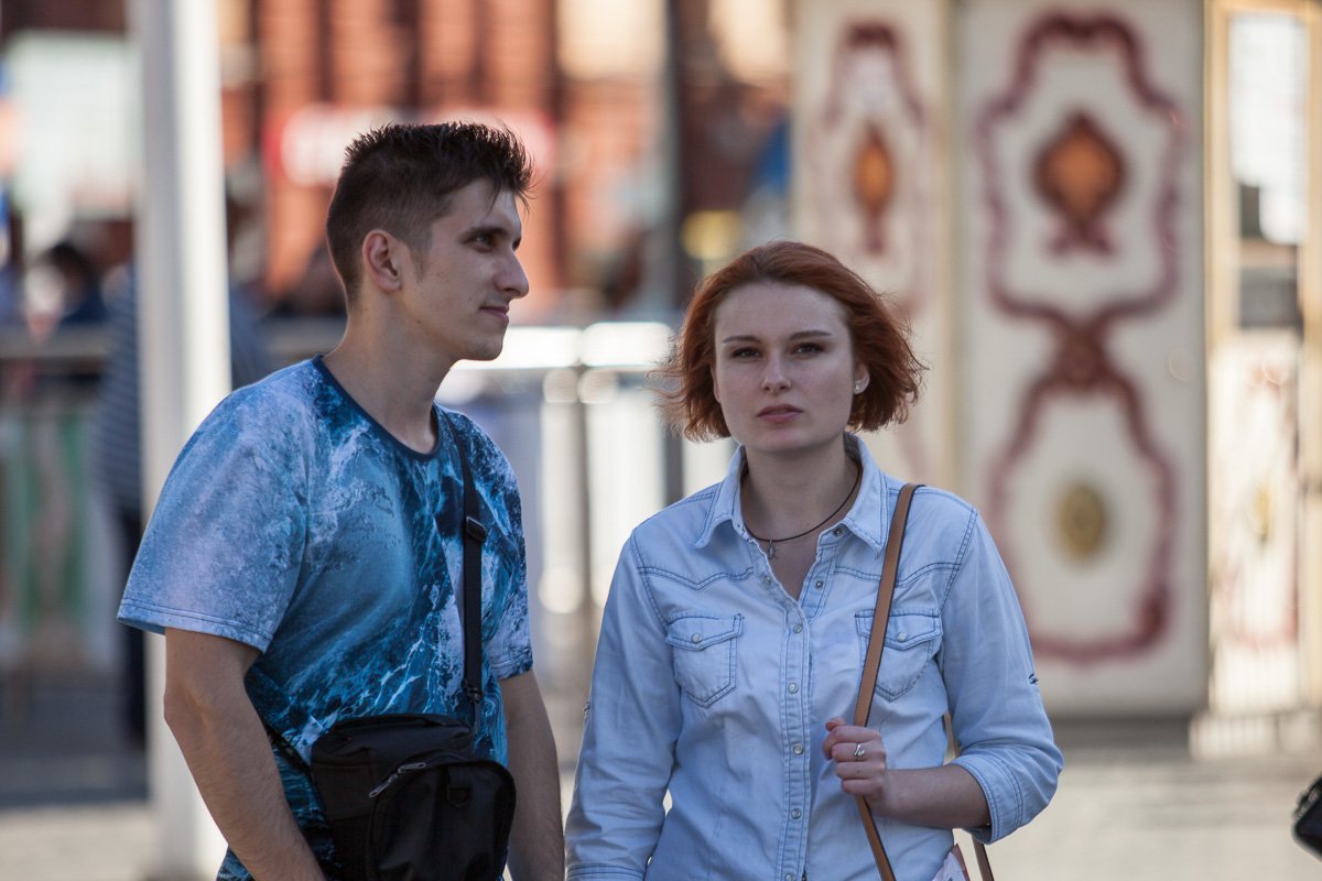 Загадочный взгляд - это делать вид, что не видишь фотографа и просто смотришь куда-то сквозь него