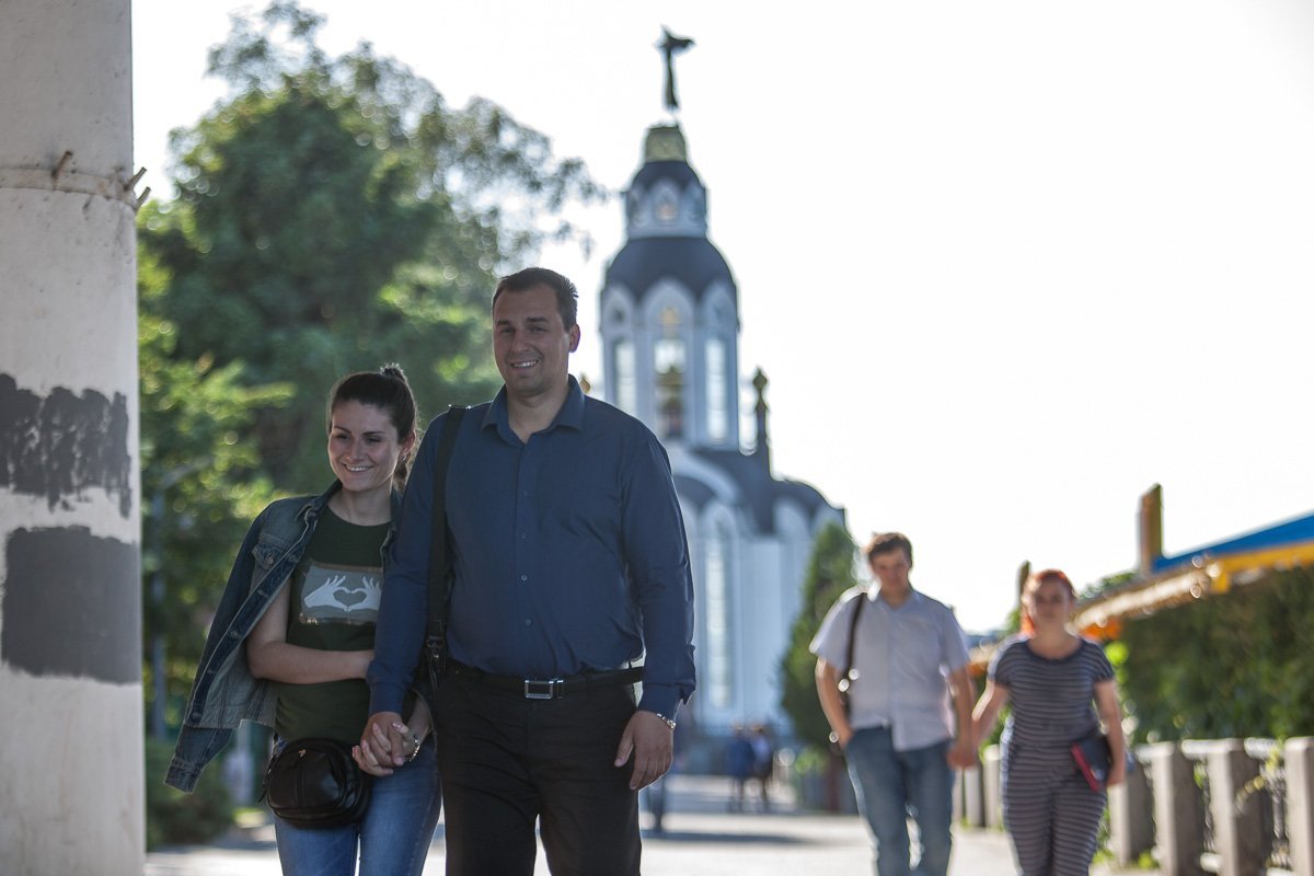 Дискриминация одиноких и грустных