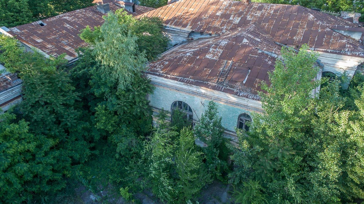 Здание строилось в несколько этапов: сначала появилось угловое крыло, затем основной фасад, а в финале и корпус на Успенской площади