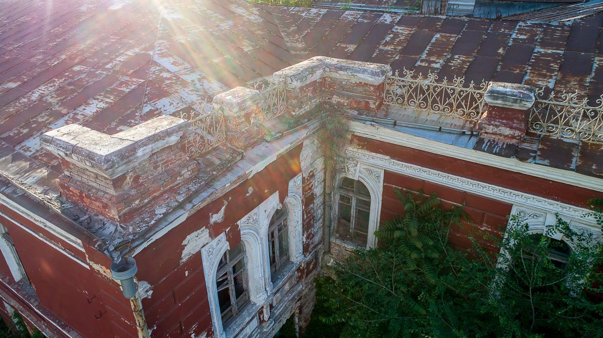 Все три корпуса созданы в разных стилях, до сих пор не известны имена архитекторов, приложивших руку к созданию усадьбы