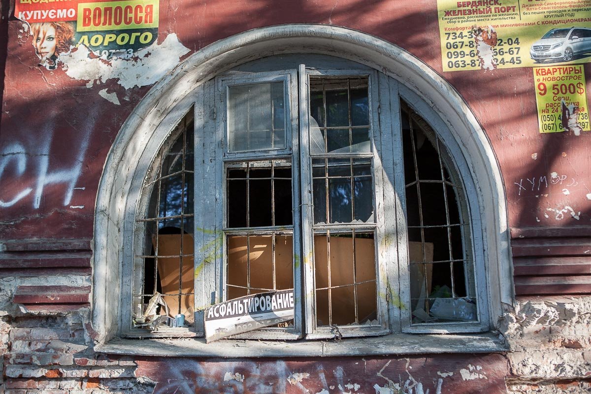 Реклама и вандалы мешают увидеть былое великолепие