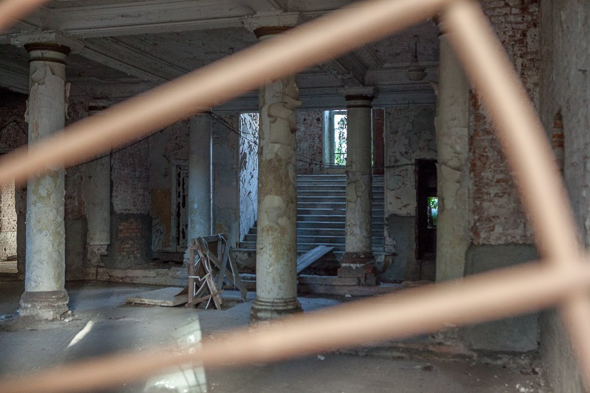 Когда не пустили внутрь, но очень хочется