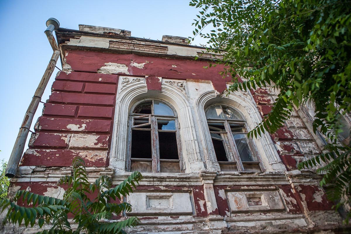 Окна манят зевак