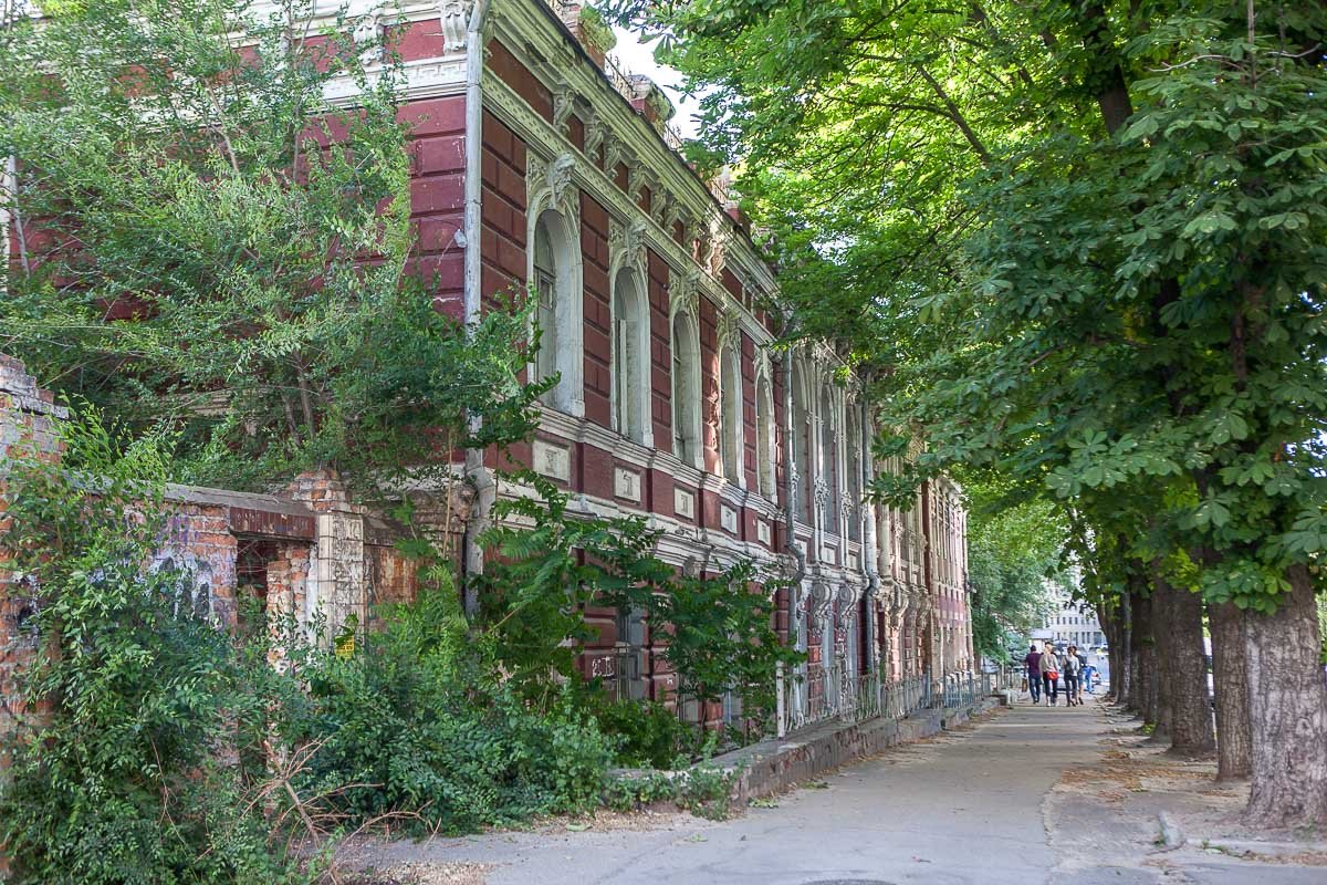 Здание находится на Крутогорном, 21