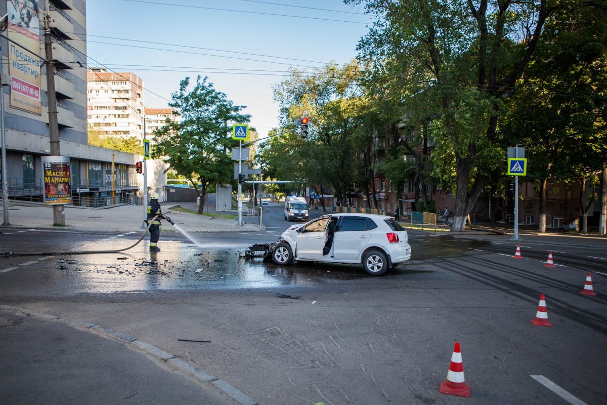 На перекрестке проспекта Александра Поля и улицы Ульянова произошло ДТП На перекрестке проспекта Александра Поля и улицы Ульянова произошло ДТП