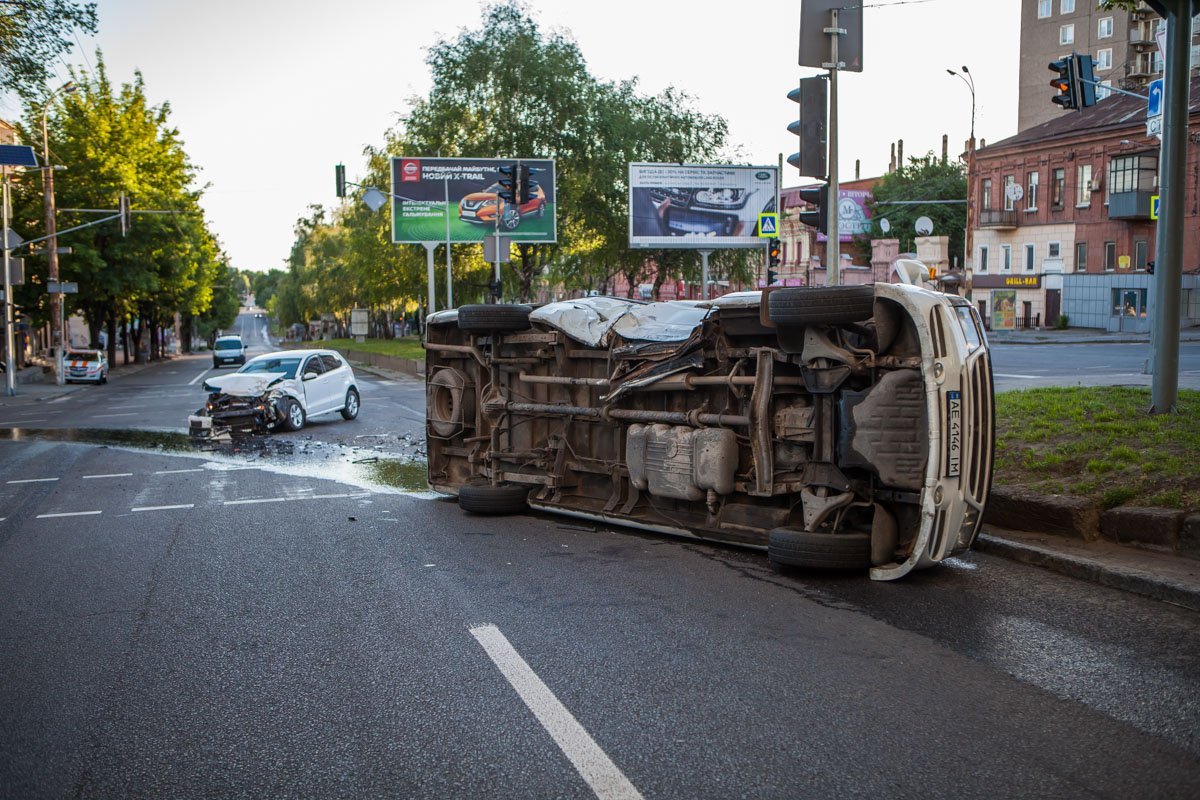 Mercedes перевернулся от удара Mercedes перевернулся от удара