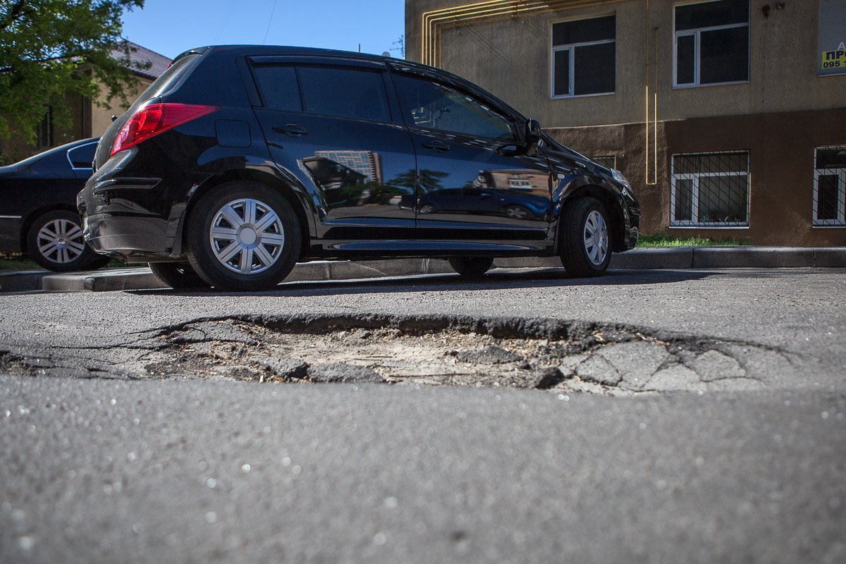 На улице Театральной отремонтировали 260 м² покрытия На улице Театральной отремонтировали 260 м² покрытия