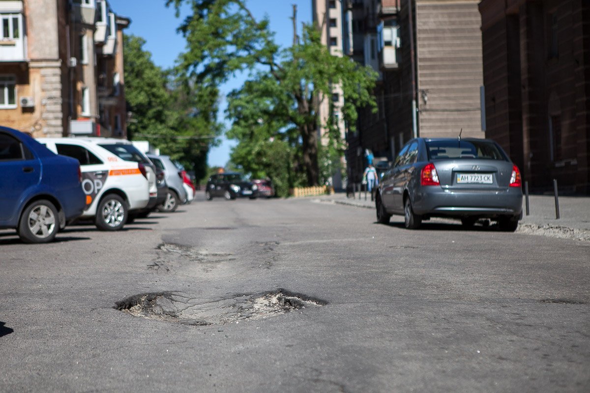 На Театральной сложно не попасть в яму, а еще более проезд осложняю припаркованные на обочине автомобили На Театральной сложно не попасть в яму, а еще более проезд осложняю припаркованные на обочине автомобили