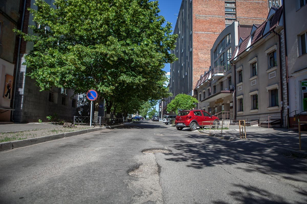 Дорога покрыта ямами Дорога покрыта ямами