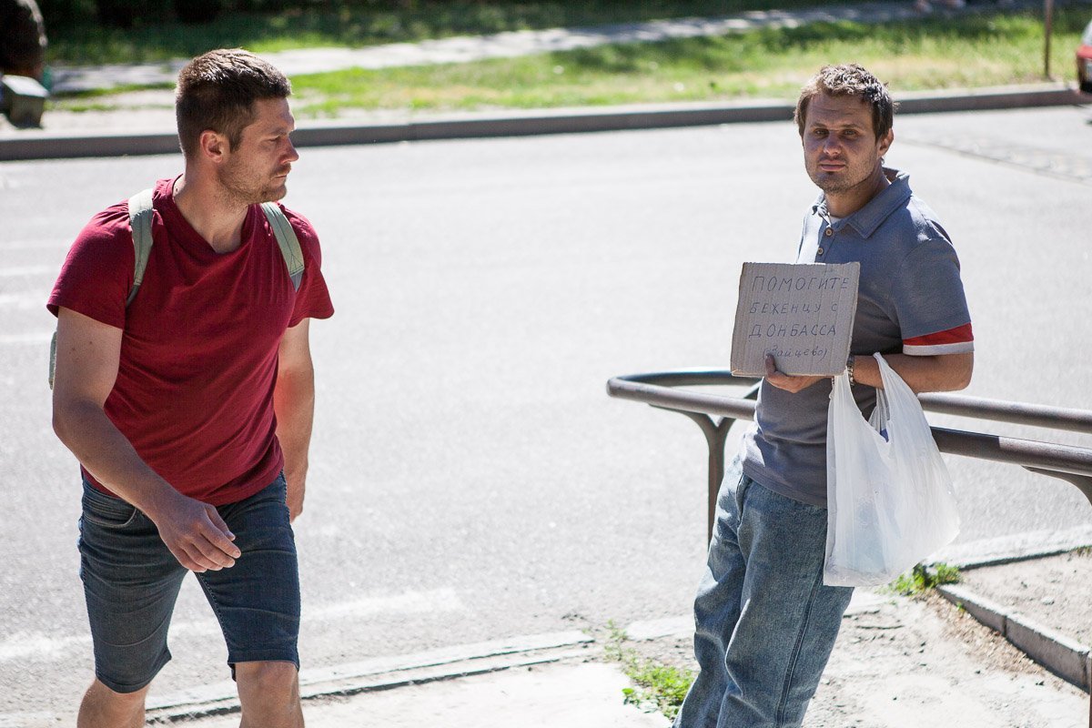 Продавцы праздничных атрибутов и просящие все ближе подходят к Божьим местам Продавцы праздничных атрибутов и просящие все ближе подходят к Божьим местам