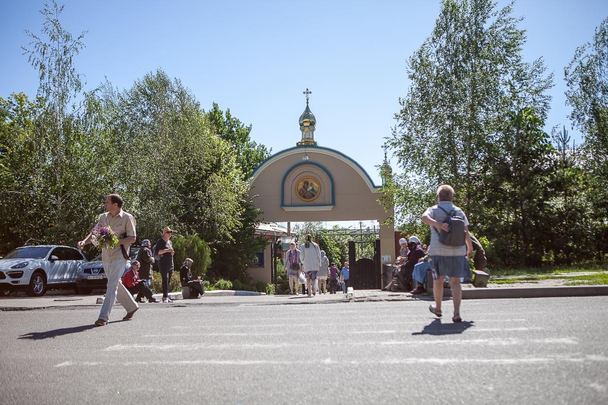 Люди массово посещают церкви Люди массово посещают церкви