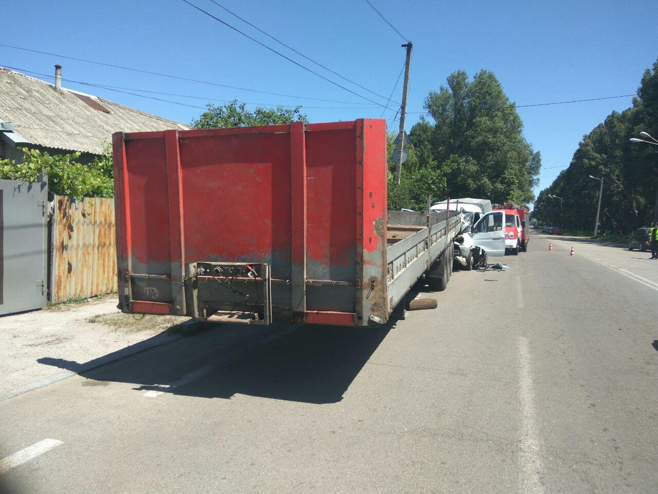 27 мая около 12:30 на улице Криворожской, 107, Газель врезалась в припаркованный прицеп