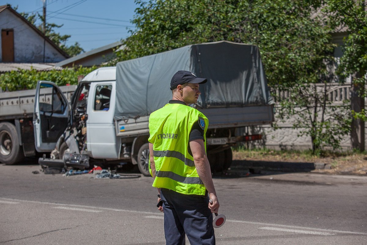 На месте аварии работает регулировщик 