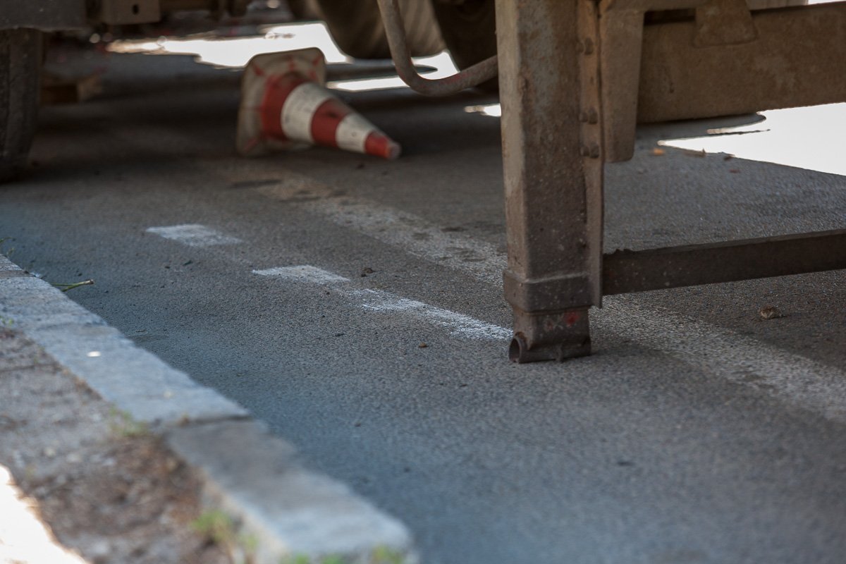 В результате столкновения трейлер откинуло на 5 метров