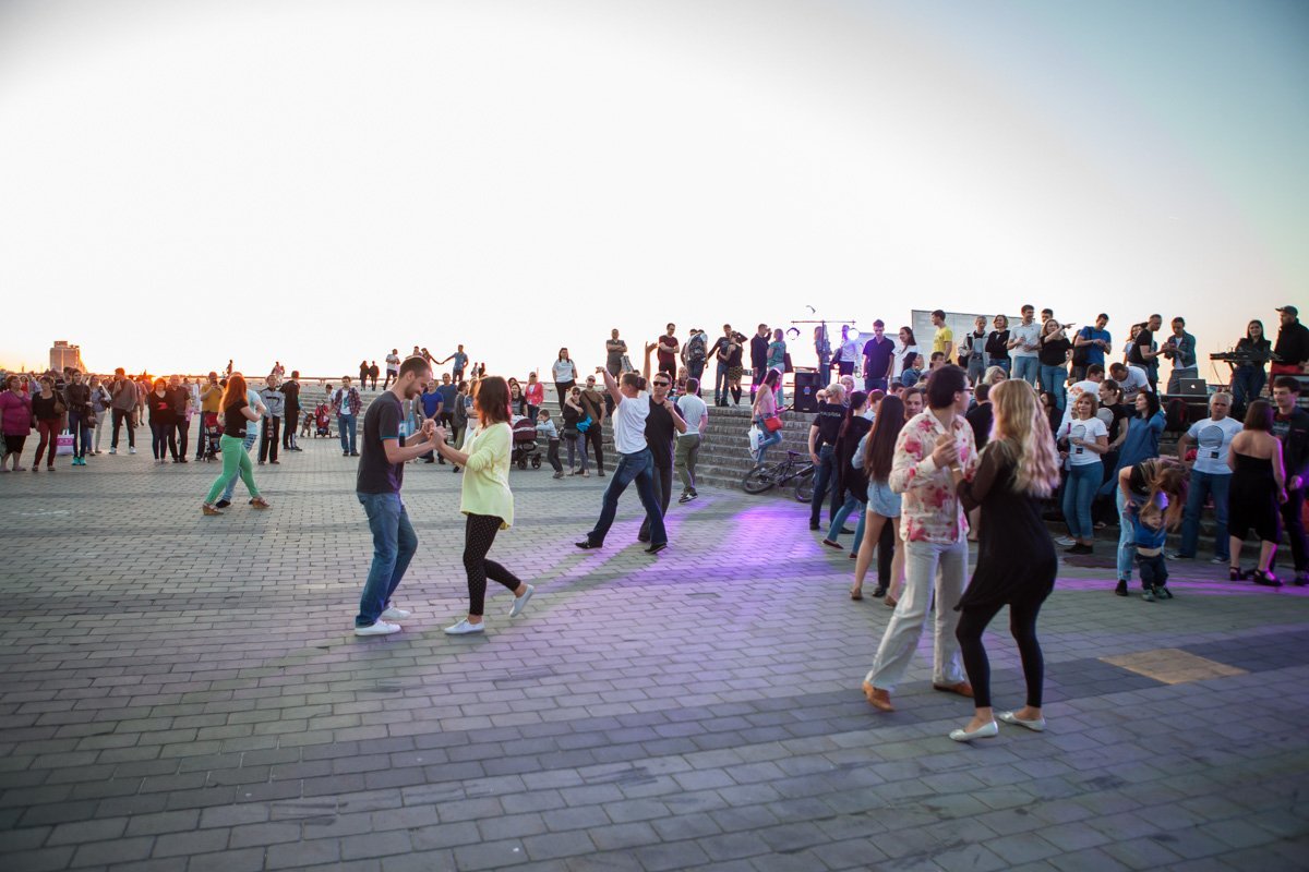 Каждое воскресенье на Набережной, возле шара, жители города имеют уникальную возможность потанцевать латиноамериканские танцы с профессионалами Каждое воскресенье на Набережной, возле шара, жители города имеют уникальную возможность потанцевать латиноамериканские танцы с профессионалами