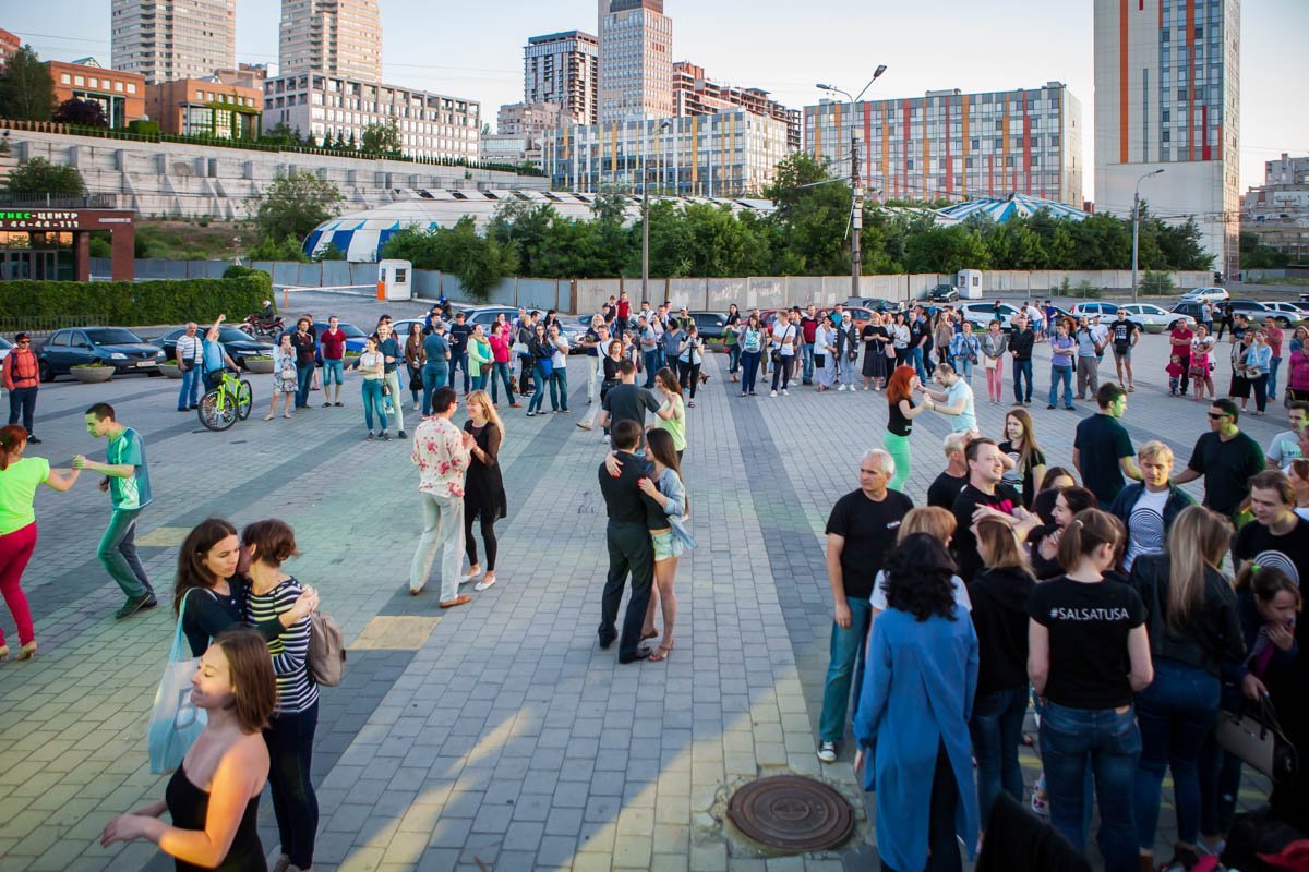 Фестивальный причал по вечерам превращается в танцплощадку Фестивальный причал по вечерам превращается в танцплощадку