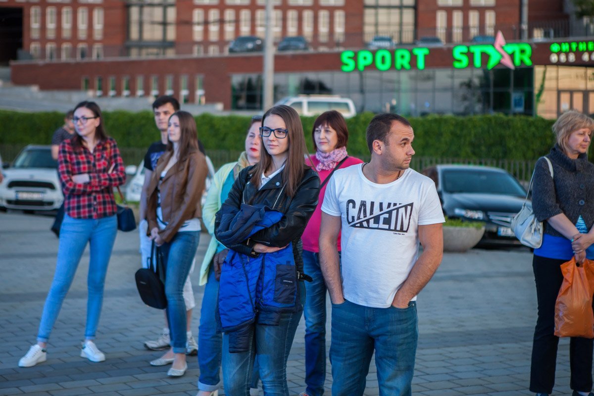 Или просто понаблюдать за энергичными, страстными зажигательными движениями и покачиванием бедер Или просто понаблюдать за энергичными, страстными зажигательными движениями и покачиванием бедер