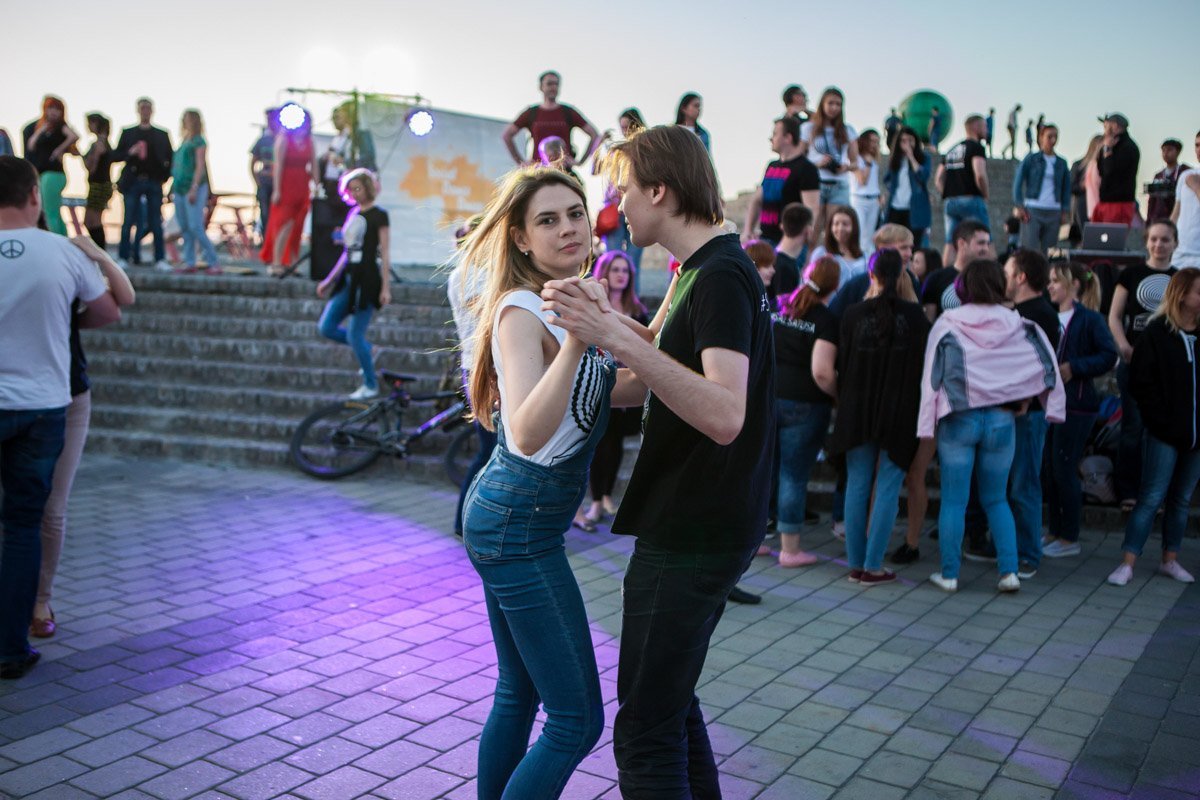 Такие танцы основаны на активном контакте между людьми Такие танцы основаны на активном контакте между людьми