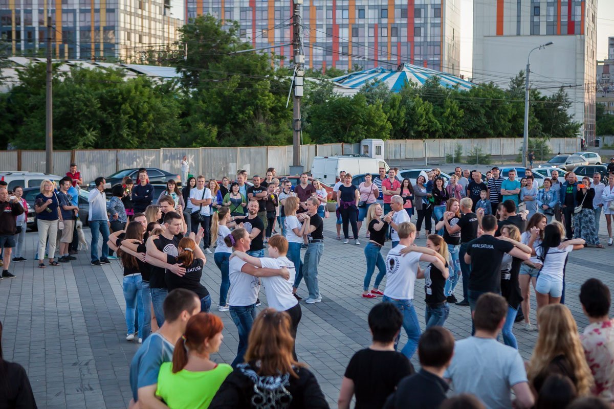 Здесь танцуют все: аргентинское танго, бачата, чача, реггетон, сальса, румба, кизомба и многие другие стили Здесь танцуют все: аргентинское танго, бачата, чача, реггетон, сальса, румба, кизомба и многие другие стили